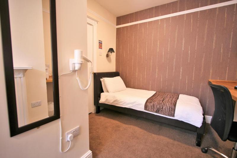 Central Hotel Cheltenham by Roomsbooked - image 4