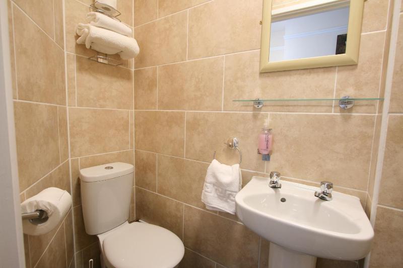 Central Hotel Cheltenham by Roomsbooked - image 8