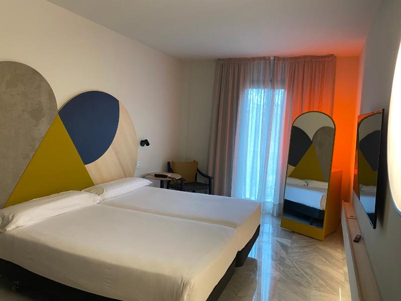 Twin Room with Balcony and Park View image 1
