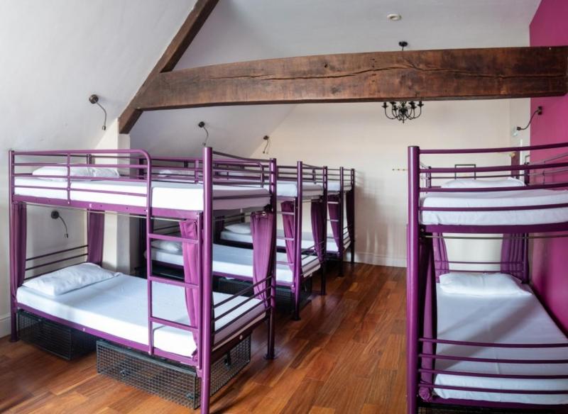 Bed in 10-Bed Mixed Dorm Ensuite image 4