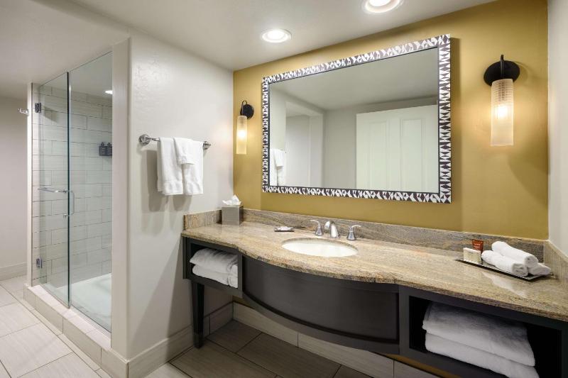 King Whirlpool Suite with Balcony - Red Rock View image 4