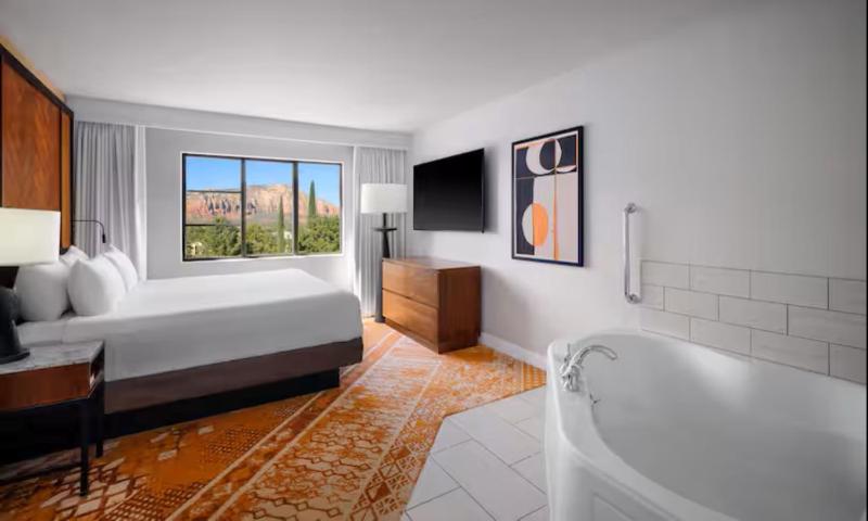King Whirlpool Suite with Balcony - Red Rock View image 3