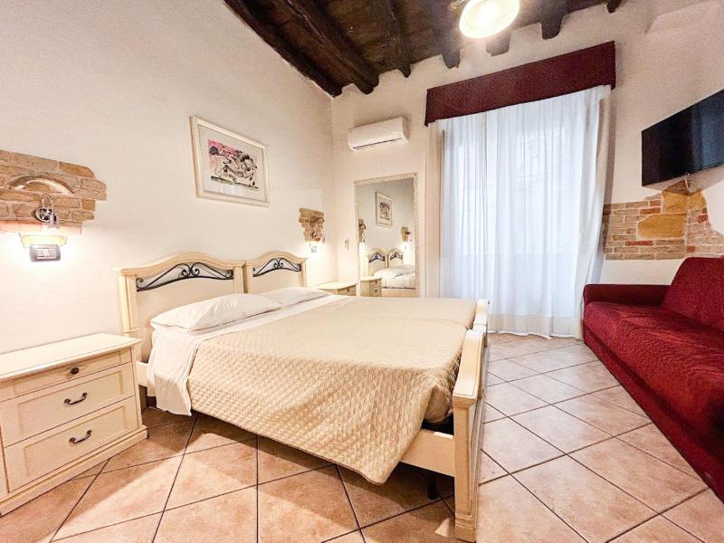 Standard Double Room image 4