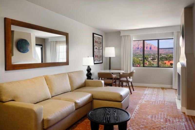 King Whirlpool Suite with Balcony - Red Rock View image 3