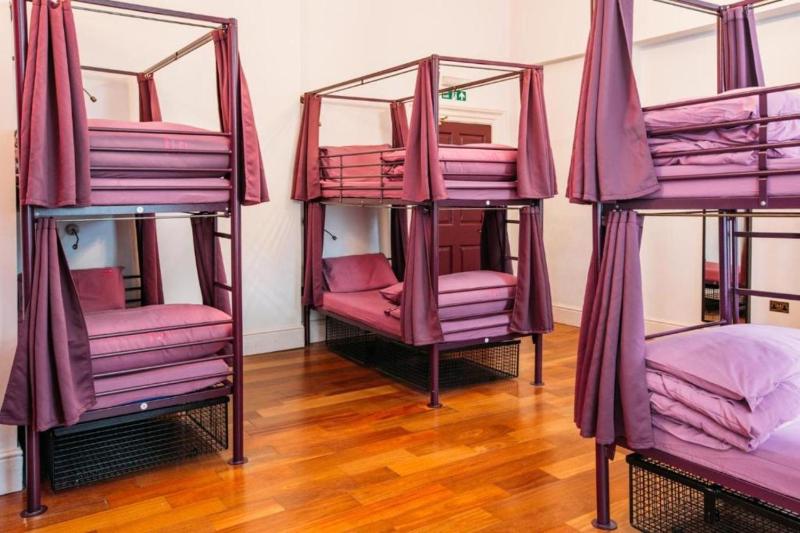 Bed in 12-Bed Mixed Dorm Ensuite image 4