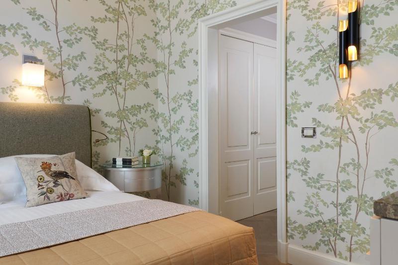 Classic Double Room image 4