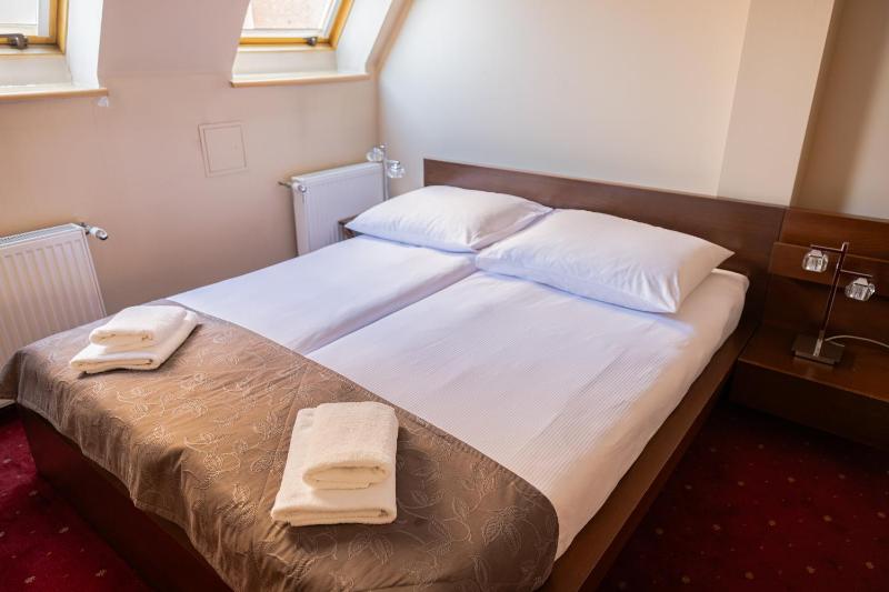 2 Bedrooms Apartment 1 Queen bed 2 Sofa Beds image 2