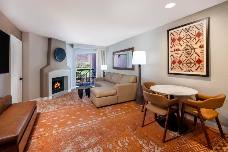 King Suite with Balcony image 4