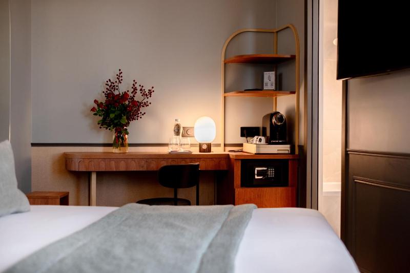 Deluxe Double Room image 4