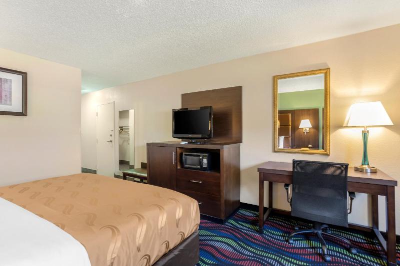 King Room - Accessible/Non-Smoking image 4