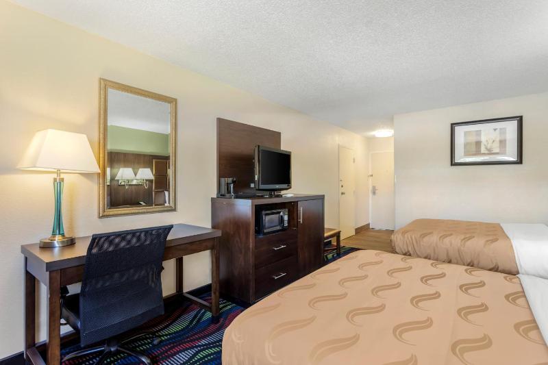 Quadruple Room with Two Queen Beds - Disability Access/Non Smoking image 3