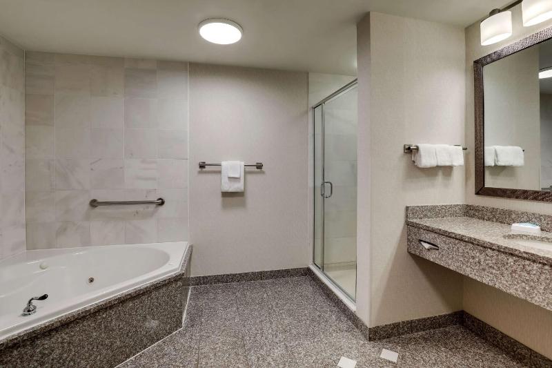 Deluxe King Room with Spa Bath image 2