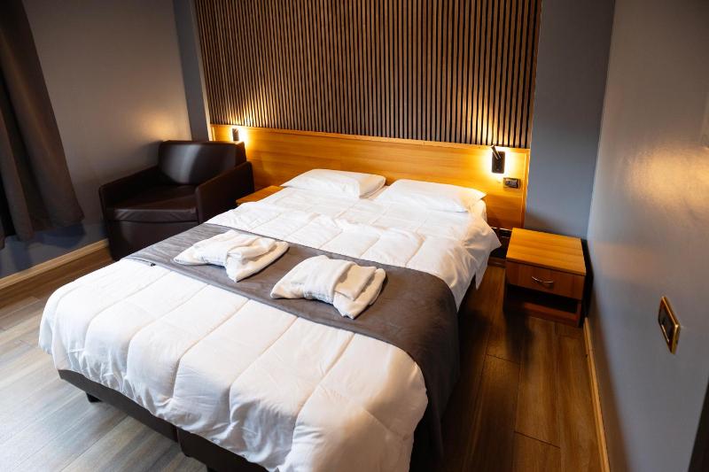 Standard Double or Twin Room image 3