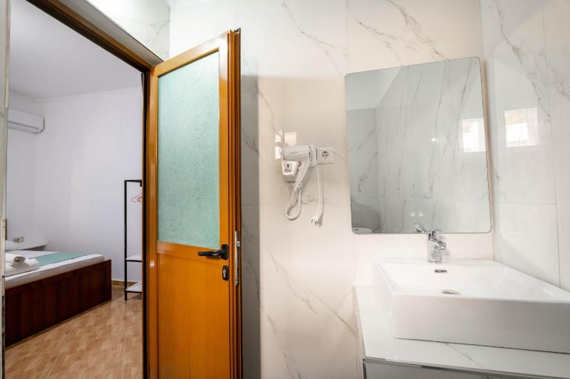 Triple Room with Balcony image 4