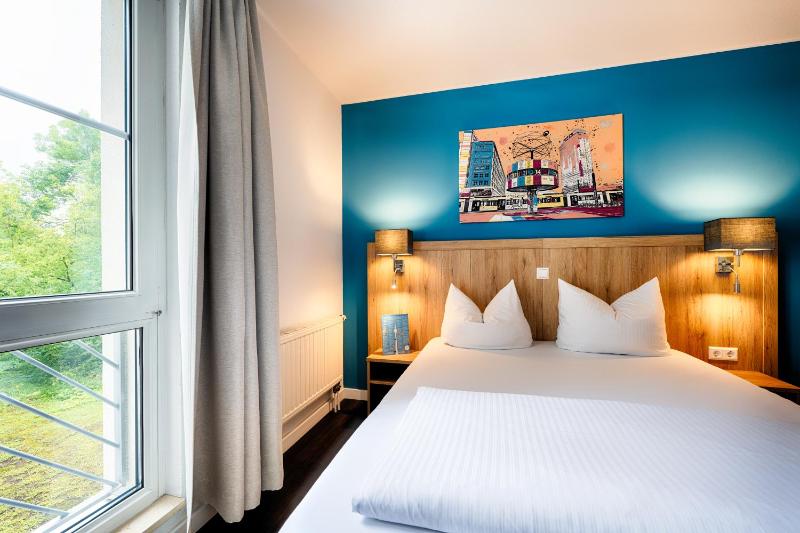 Premium Queen Room image 2