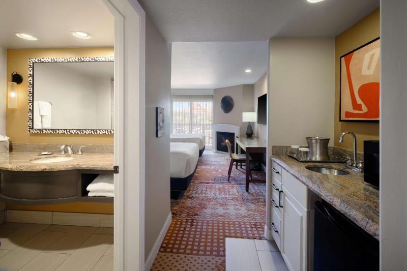 Double Queen Suite with Private Fire Bowl - Red Rock View image 3