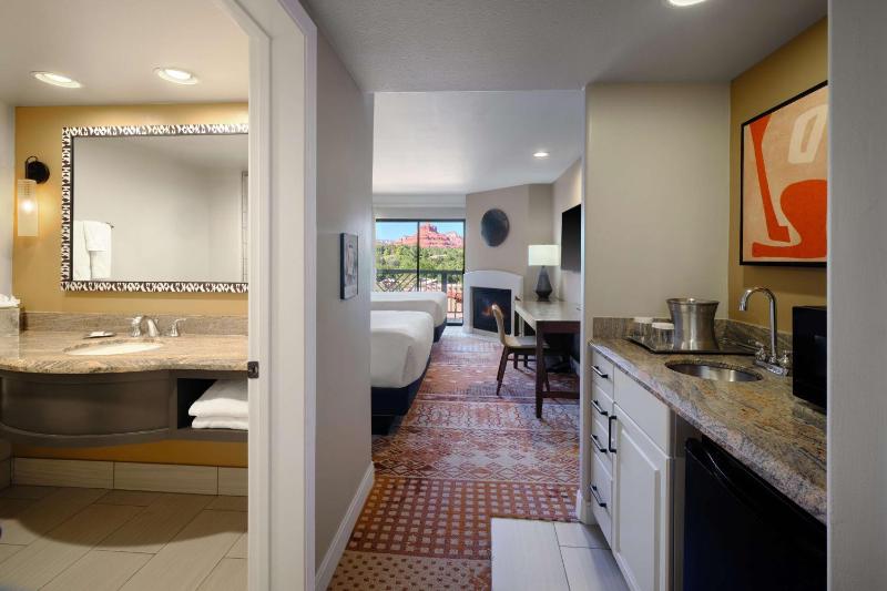 Double Queen Suite with Private Fire Bowl - Red Rock View image 4