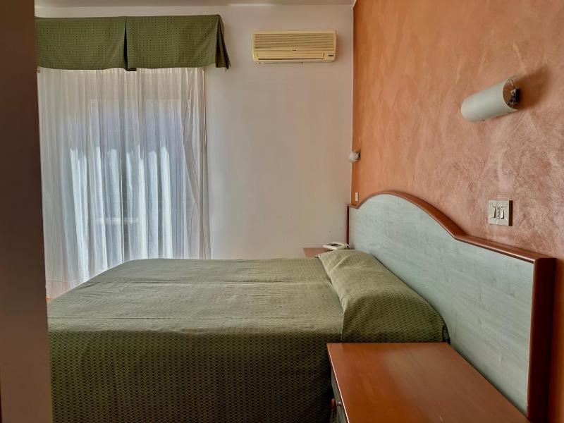 Double or Twin Room with Lateral Sea View image 4