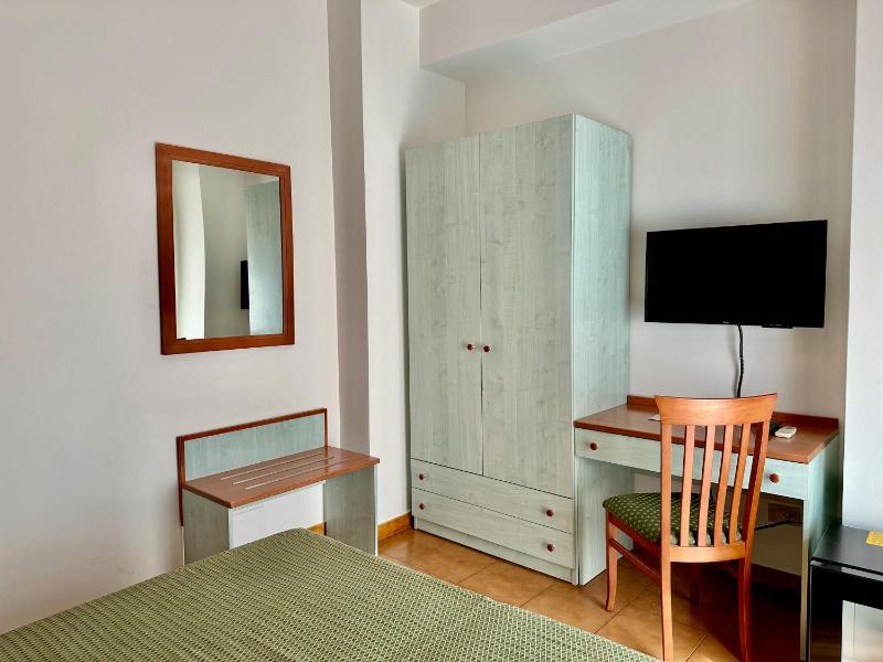 Double or Twin Room with Lateral Sea View image 3