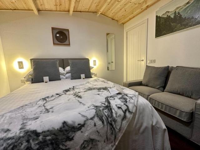 Deluxe Studio image 1