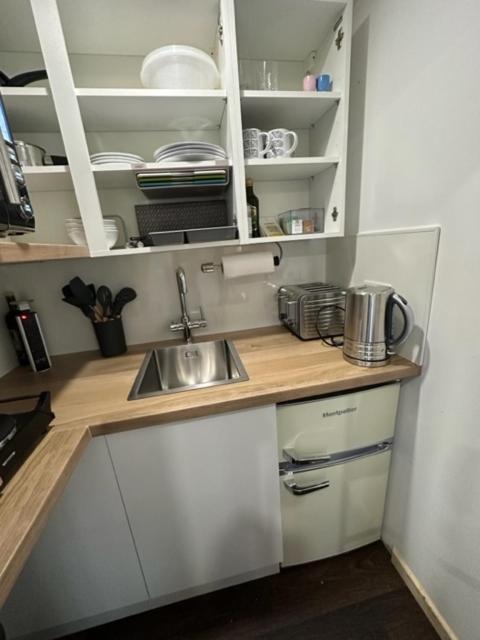 Deluxe Studio image 2