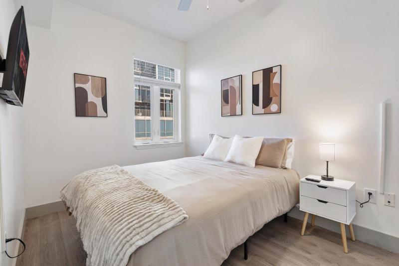 Uptown Luxury - Top Floor King Suite Free Parking - image 6