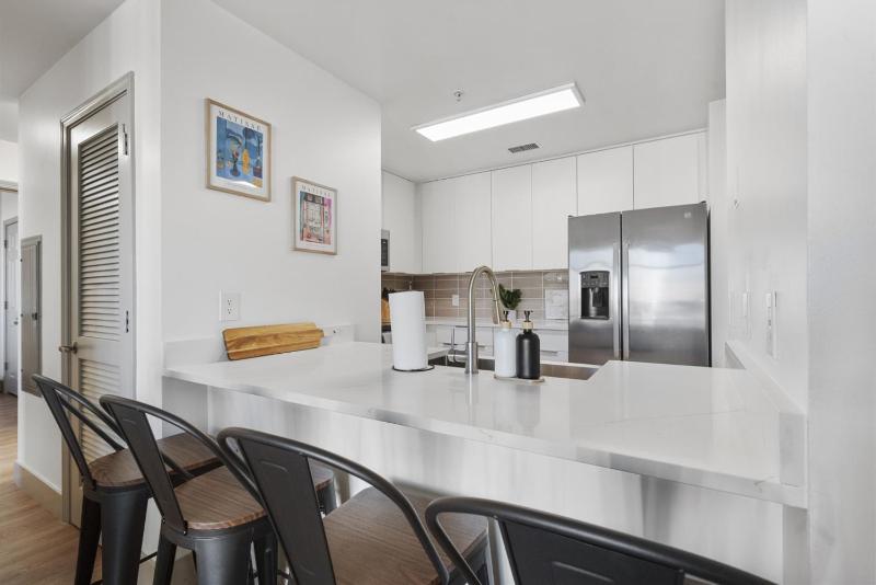 Uptown Luxury - Top Floor King Suite Free Parking - image 25
