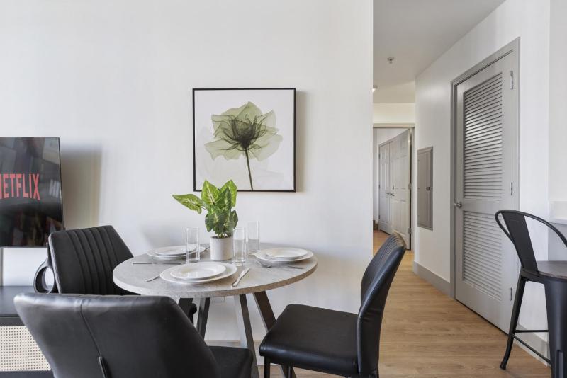 Uptown Luxury - Top Floor King Suite Free Parking - image 19