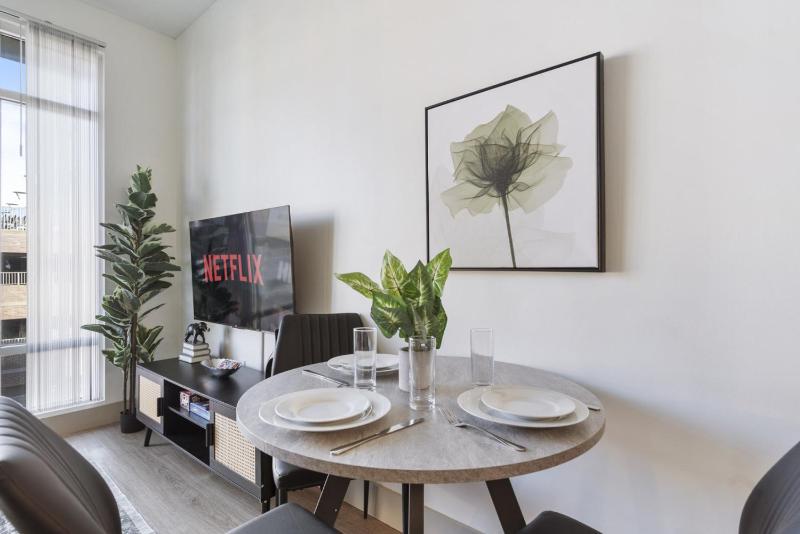 Uptown Luxury - Top Floor King Suite Free Parking - image 17