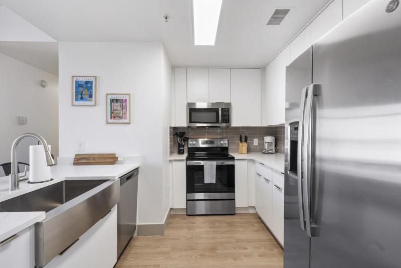 Uptown Luxury - Top Floor King Suite Free Parking - image 32