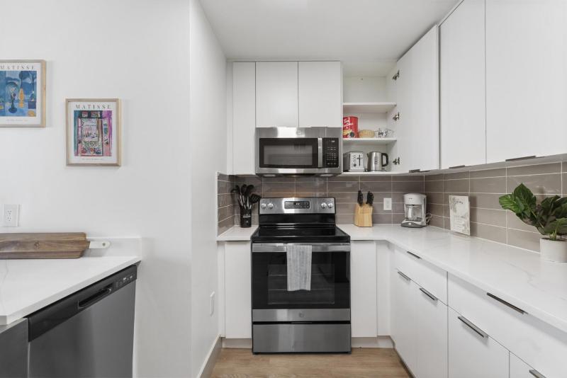 Uptown Luxury - Top Floor King Suite Free Parking - image 8