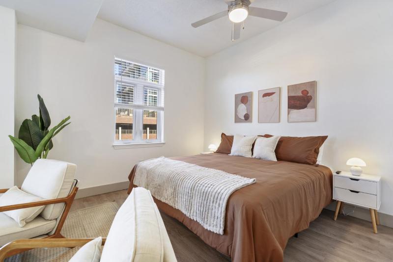 Uptown Luxury - Top Floor King Suite Free Parking - image 2