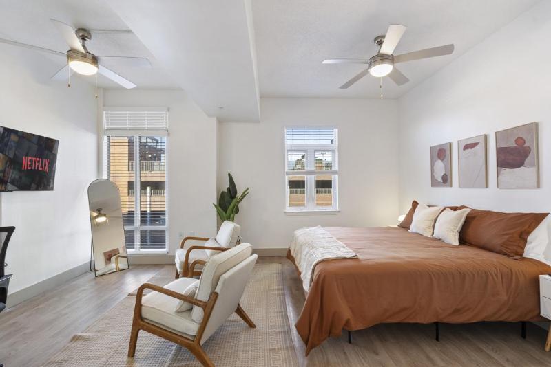 Uptown Luxury - Top Floor King Suite Free Parking - image 26