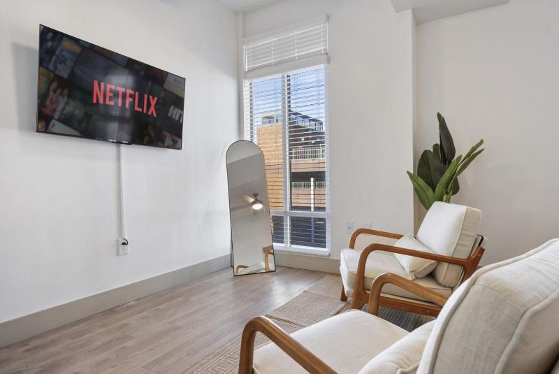 Uptown Luxury - Top Floor King Suite Free Parking - image 14