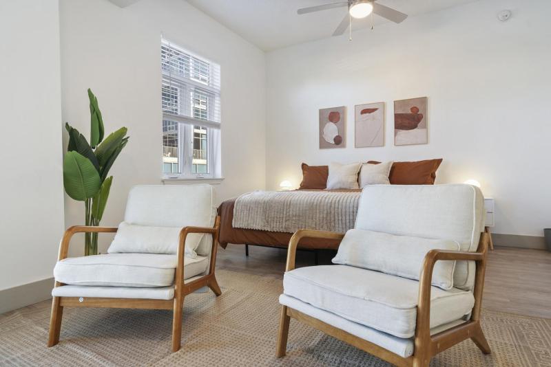 Uptown Luxury - Top Floor King Suite Free Parking - image 7