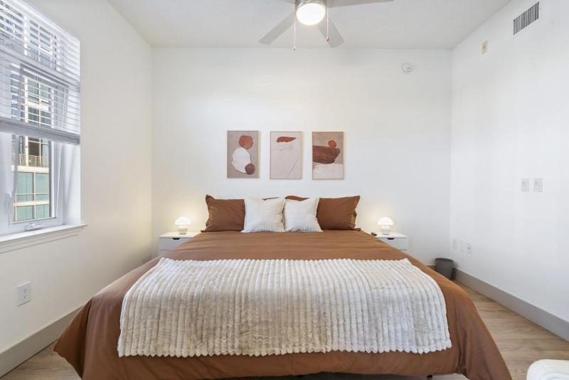 Uptown Luxury - Top Floor King Suite Free Parking - image 27