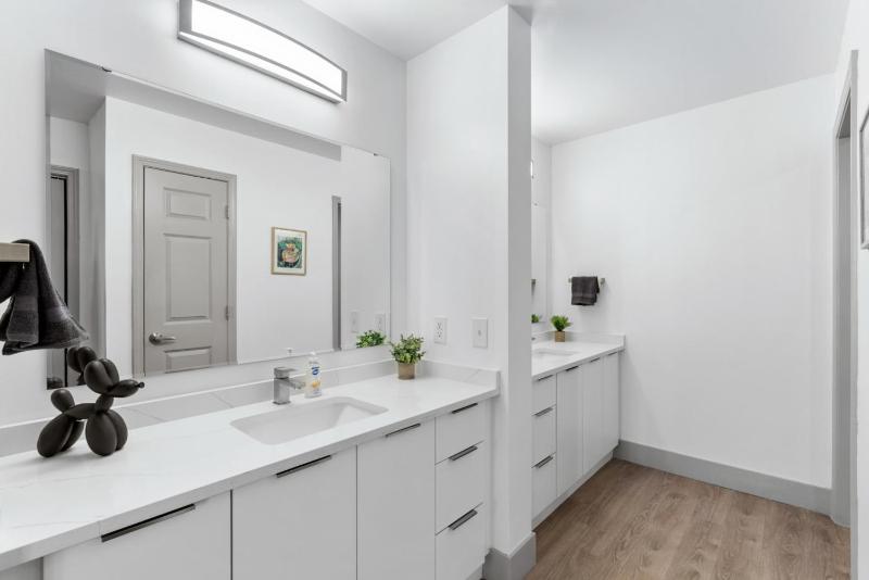 Uptown Luxury - Top Floor King Suite Free Parking - image 34