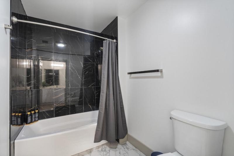 Uptown Luxury - Top Floor King Suite Free Parking - image 23