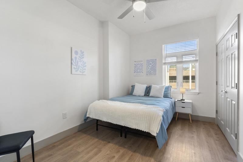 Uptown Luxury - Top Floor King Suite Free Parking - image 24