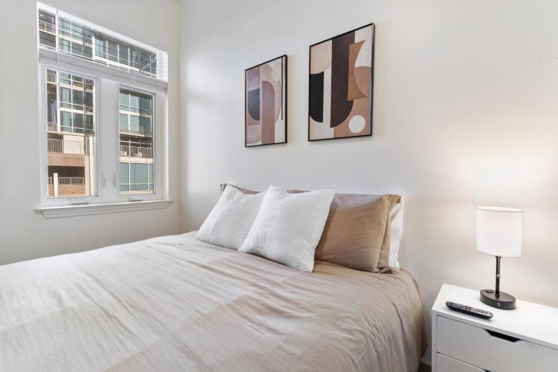 Uptown Luxury - Top Floor King Suite Free Parking - image 20
