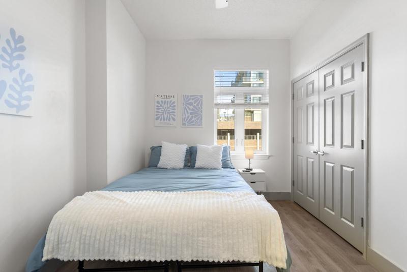 Uptown Luxury - Top Floor King Suite Free Parking - image 13