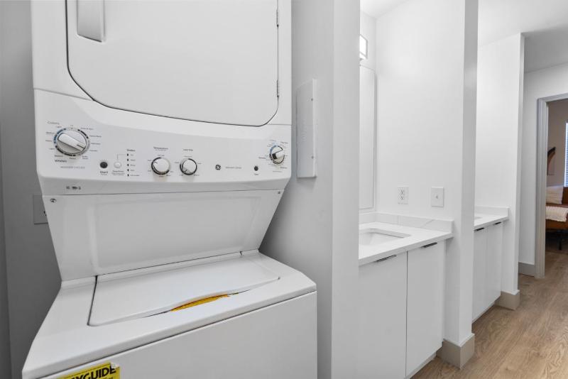 Uptown Luxury - Top Floor King Suite Free Parking - image 29
