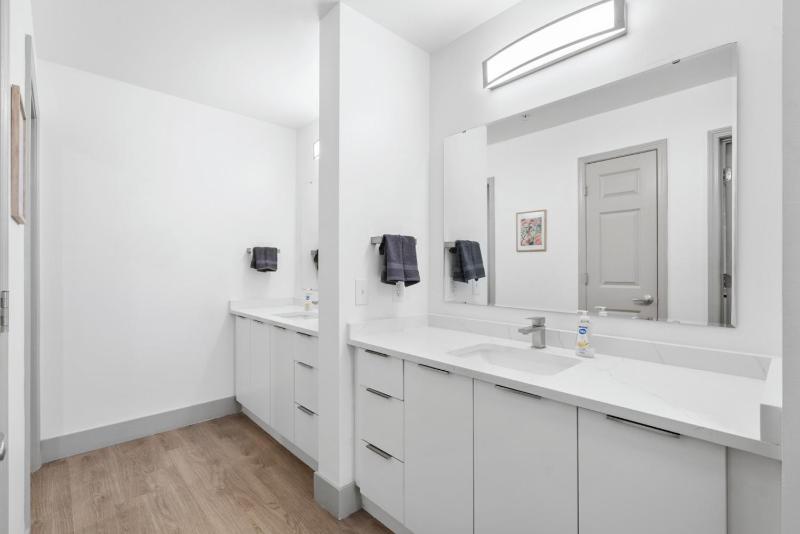Uptown Luxury - Top Floor King Suite Free Parking - image 22