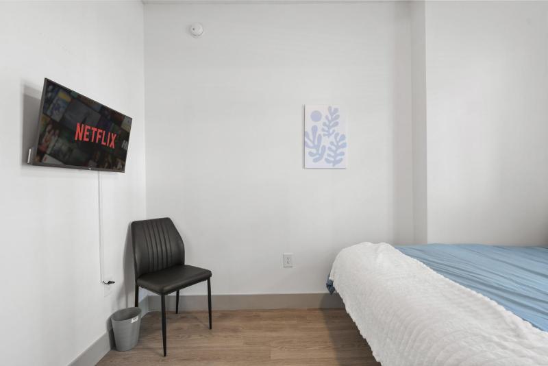 Uptown Luxury - Top Floor King Suite Free Parking - image 31