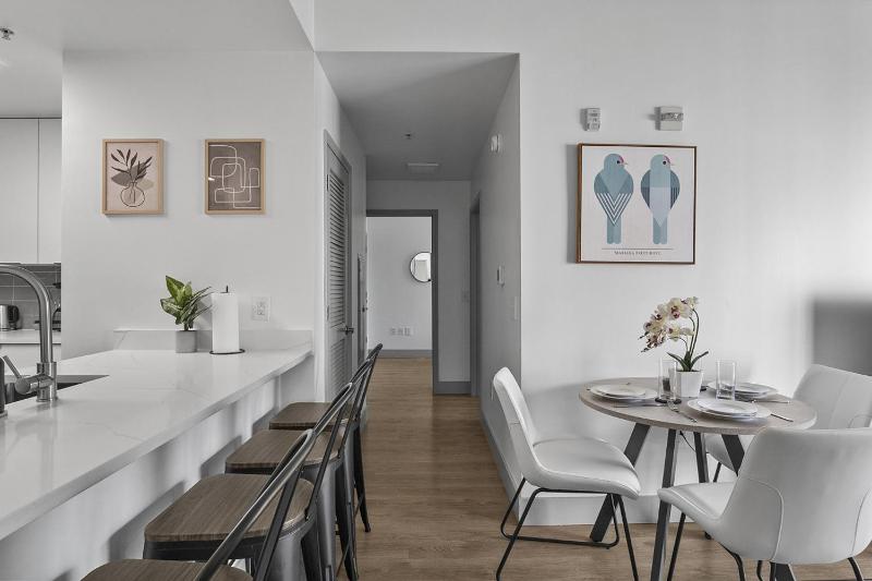 Cozy Urban Getaway - Free Parking Gym Stadium - image 18