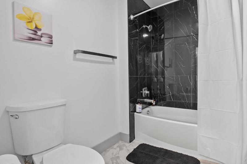 Cozy Urban Getaway - Free Parking Gym Stadium - image 15