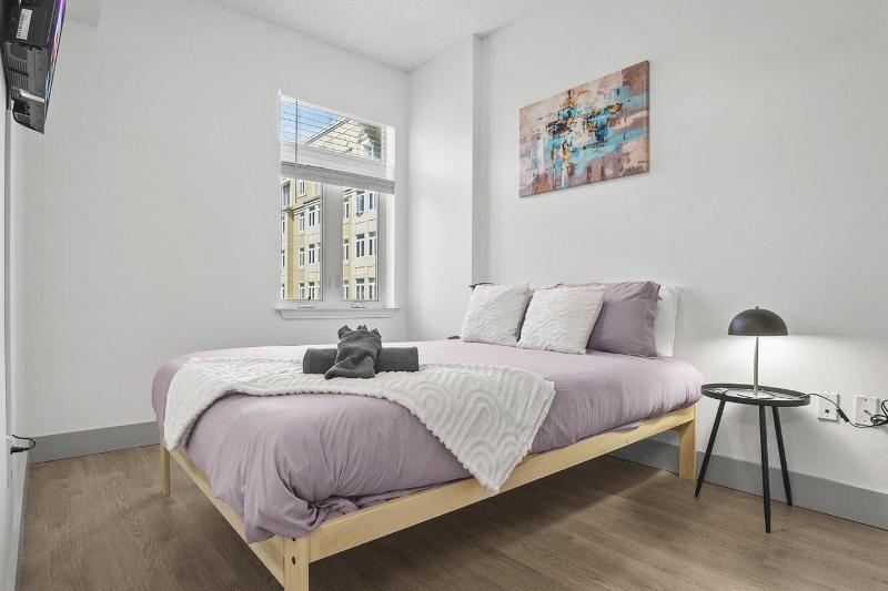 Cozy Urban Getaway - Free Parking Gym Stadium - image 13