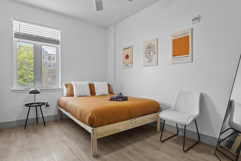 Cozy Urban Getaway - Free Parking Gym Stadium - image 37