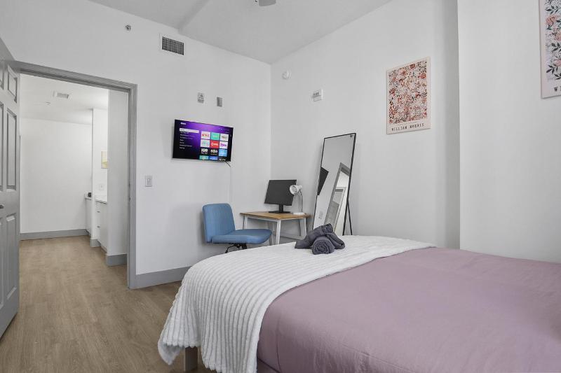 Cozy Urban Getaway - Free Parking Gym Stadium - image 12