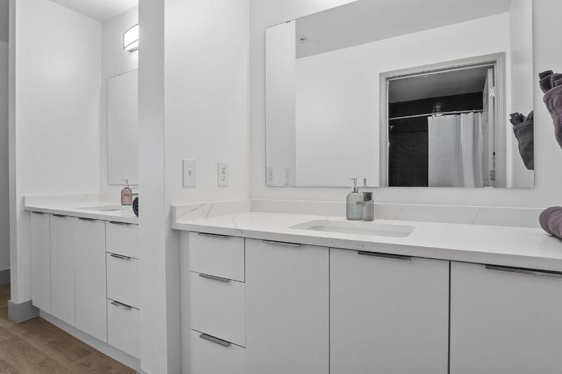 Cozy Urban Getaway - Free Parking Gym Stadium - image 20
